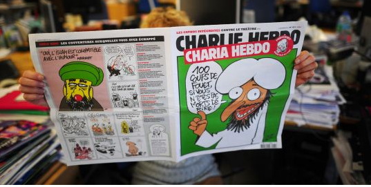 Couverture de Charlie Hebdo en main : Charia Hebdo