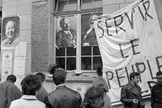 AFP/UPI-Le 20 mai 1968, les étudiants en grève se rassemblent dans la cour intérieure de la Sorbonne occupée, devant les affiches de Mao Tse-Toung, Lénine et Karl Marx.